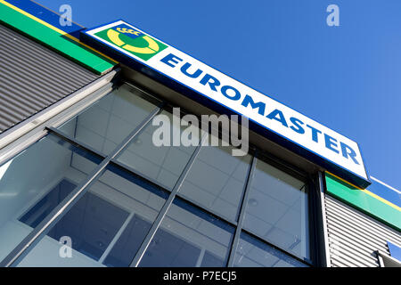 Euromaster Zeichen in der Garage. Euromaster bietet Reifen Service und Wartung der Fahrzeuge in ganz Europa und ist eine Tochtergesellschaft der Reifenhersteller Michelin. Stockfoto