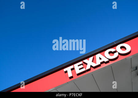 Texaco Schriftzug an der Tankstelle. Texaco ist ein amerikanisches öl Tochtergesellschaft der Chevron Corporation. Stockfoto