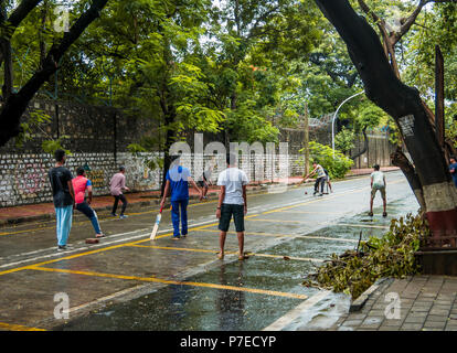 Mumbai, Indien - 24. Juni 2018: Jungen Kricket spielen auf Straßen bei Ballard Estate, South Mumbai Stockfoto