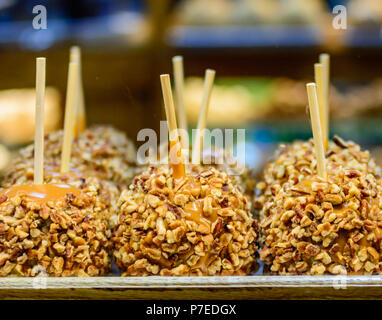 Pecan abgedeckt Karamel Äpfel Stockfoto