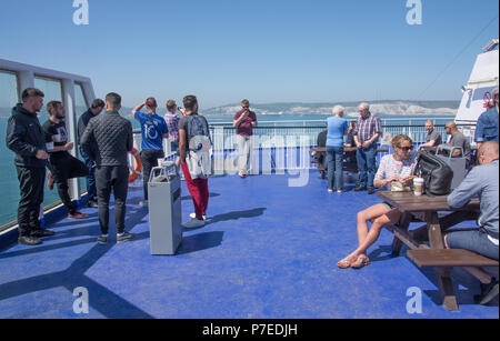 Menschen sonnen sich auf offenen hinteren Deck von P&O Fähre Dover verlassen mit weissen Felsen im Hintergrund Stockfoto