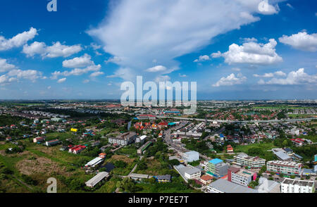 BANGKOK, THAILAND - Juli 2, 2017 Panorama Blick auf die Stadt Bangkok im Luftbild, Bangkok ist die Hauptstadt und die bevölkerungsreichste Stadt von Thailand. Stockfoto