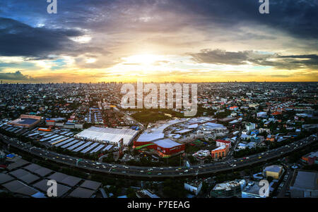 BANGKOK, THAILAND - 14 Juli, 2017 Panorama Blick auf die Stadt Bangkok im Luftbild, Bangkok ist die Hauptstadt und die bevölkerungsreichste Stadt von Thailand. Stockfoto