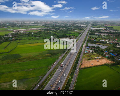 Luftaufnahme der ländlichen Struktur behandelt Landschaft mit Autobahn der Straße durch Ackerland Felder in Thailand, Gesehen von oben, Luftbild. Top vi. Stockfoto