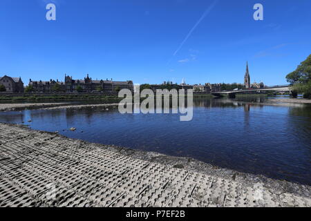 Causeway über Fluss Tay zu Friarton Insel Perth Schottland Juli 2018 Stockfoto