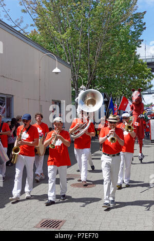 Marching Band in der Canada Day Parade 2018 auf Granville Island, Vancouver, British Columbia. Stockfoto