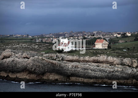 Häuser in der Nähe von Felsklippen mit Blick auf den Atlantik in der Nähe von Gijon, Asturien, Spanien Stockfoto