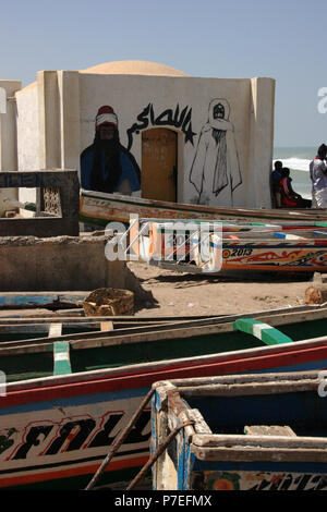 Fischer der Moschee, der sich für das letzte Gebet vor dem Angeln, an der Fisherman's Wharf in Saint-Louis-du-Senegal Stockfoto