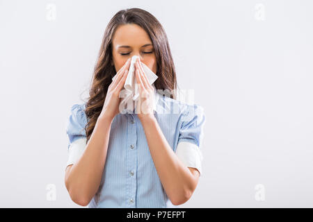 Bild der Unternehmerin blasen Nase auf grauem Hintergrund. Stockfoto