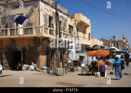 Heruntergekommene Haus und typische Szene auf der Straße in Saint-Louis-du-Senegal Stockfoto