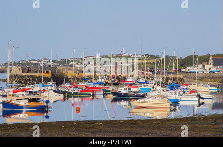 29. Juni 2018 Kleine Sportboote und Yachten auf ihren Liegeplatz an einem schönen Sommerabend in Groomsport Dorf Hafen Co unten Nordirland Stockfoto