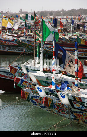Bunt bemalten Pirogen in der Fisherman's Wharf von Saint-Louis-du-Senegal Senegal Stockfoto