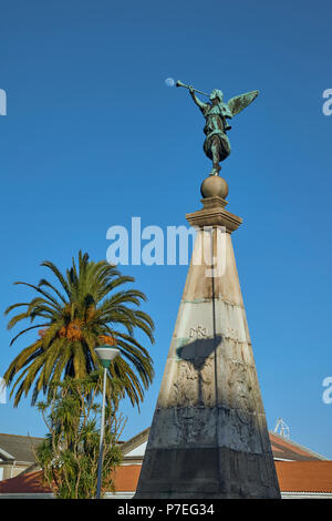 Der Obelisk vor dem militärischen Arsenal Park Gate, von der Bronzestatue des Ruhmes, Ferrol, A Coruña, Galizien, Spanien gekrönt Stockfoto