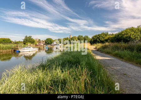 Ein Fußweg entlang des Flusses Arun in Arundel, West Sussex, UK. Stockfoto