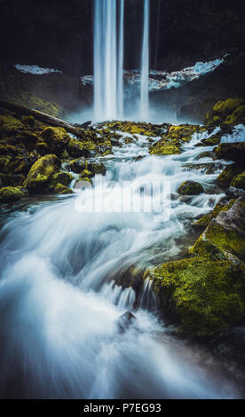 Tamanawas fällt ist eine epische, 3,4 Kilometer hin und zurück wandern in der Mount Hood National Forest, Oregon. Eine wunderschöne lange Belichtung, moosigen Wasserfall. Stockfoto