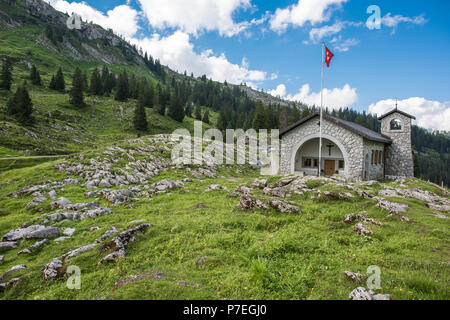 Pragelpass in die Schweiz mit der Kapelle. Fernbedienung und schönen Pass zwischen Klöntal auf der Glarner Seite und Muotatal in Schwyz Stockfoto