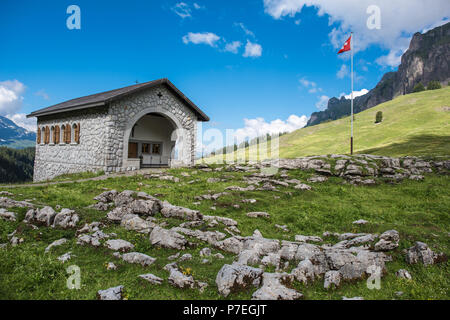 Pragelpass in die Schweiz mit der Kapelle. Fernbedienung und schönen Pass zwischen Klöntal auf der Glarner Seite und Muotatal in Schwyz Stockfoto