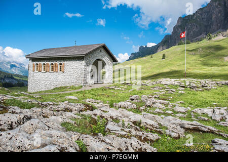 Pragelpass in die Schweiz mit der Kapelle. Fernbedienung und schönen Pass zwischen Klöntal auf der Glarner Seite und Muotatal in Schwyz Stockfoto