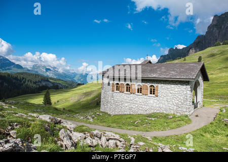 Pragelpass in die Schweiz mit der Kapelle. Fernbedienung und schönen Pass zwischen Klöntal auf der Glarner Seite und Muotatal in Schwyz Stockfoto