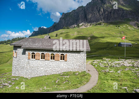 Pragelpass in die Schweiz mit der Kapelle. Fernbedienung und schönen Pass zwischen Klöntal auf der Glarner Seite und Muotatal in Schwyz Stockfoto