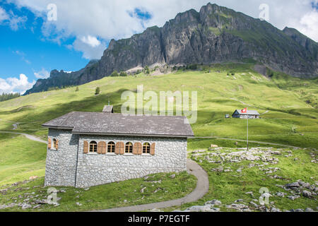 Pragelpass in die Schweiz mit der Kapelle. Fernbedienung und schönen Pass zwischen Klöntal auf der Glarner Seite und Muotatal in Schwyz Stockfoto