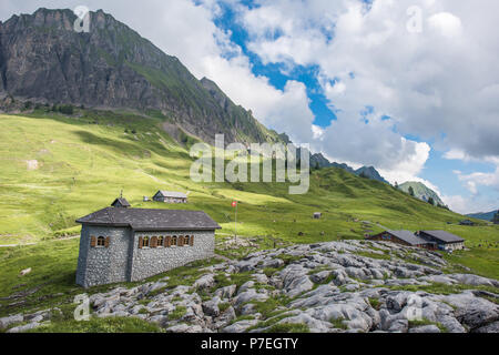 Pragelpass in die Schweiz mit der Kapelle. Fernbedienung und schönen Pass zwischen Klöntal auf der Glarner Seite und Muotatal in Schwyz Stockfoto