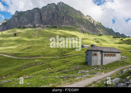 Pragelpass in die Schweiz mit der Kapelle. Fernbedienung und schönen Pass zwischen Klöntal auf der Glarner Seite und Muotatal in Schwyz Stockfoto