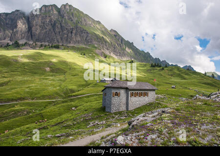 Pragelpass in die Schweiz mit der Kapelle. Fernbedienung und schönen Pass zwischen Klöntal auf der Glarner Seite und Muotatal in Schwyz Stockfoto