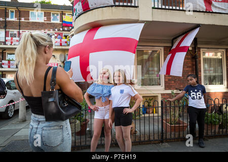 England Fans aus den Kirby Immobilien in Bermondsey, South East London bereiten die FIFA WM 2018: England gegen Kolumbien. Stockfoto