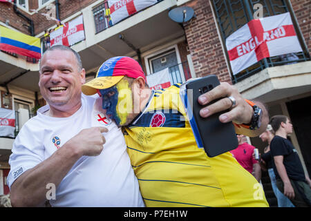 Mitglieder der kolumbianischen London's Community Watch die kolumbianische Nationalmannschaft Spiel gegen England während FIFA 2018 World Cup Finals. Stockfoto