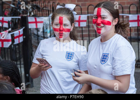 England Fans aus den Kirby Immobilien in Bermondsey beobachten Sie die FIFA 2018 WM-Spiel England gegen Kolumbien. Stockfoto