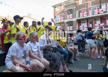 England Fans aus den Kirby Immobilien in Bermondsey beobachten Sie die FIFA 2018 WM-Spiel England gegen Kolumbien. Stockfoto