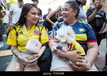 Mitglieder der kolumbianischen London's Community Watch die kolumbianische Nationalmannschaft Spiel gegen England während FIFA 2018 World Cup Finals. Stockfoto