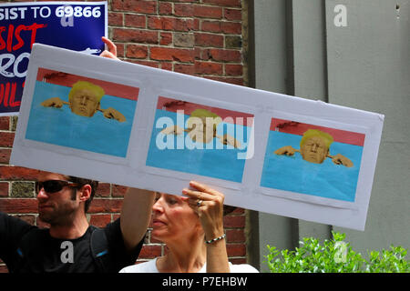 NEW YORK, NY - 21. Juni: Aufstieg und widerstehen Aktivisten vor dem Harvard Club versammelt zu EPA-Administrator Scott Pruit der bereit war zu geben Protest Stockfoto