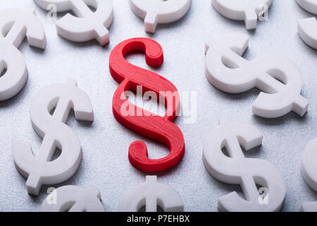 Hohe Betrachtungswinkel von Vielen-Währung Zeichen roter Absatz Symbol Stockfoto