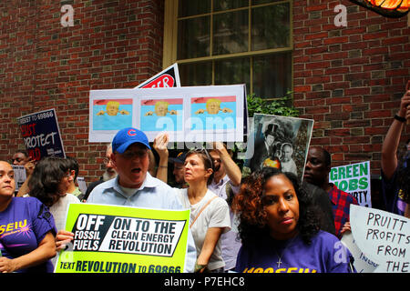 NEW YORK, NY - 21. Juni: Aufstieg und widerstehen Aktivisten vor dem Harvard Club versammelt zu EPA-Administrator Scott Pruit der bereit war zu geben Protest Stockfoto