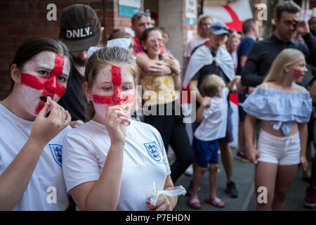 England Fans aus den Kirby Immobilien in Bermondsey beobachten Sie die FIFA 2018 WM-Spiel England gegen Kolumbien. Stockfoto