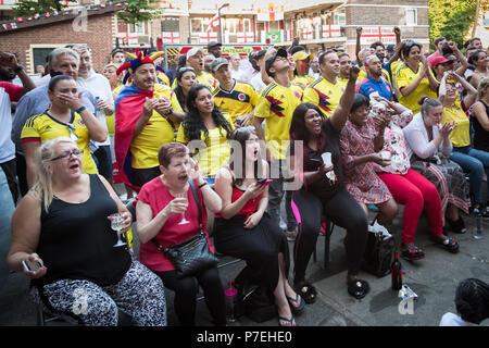 Mitglieder der kolumbianischen London's Community Watch die kolumbianische Nationalmannschaft Spiel gegen England während FIFA 2018 World Cup Finals. Stockfoto