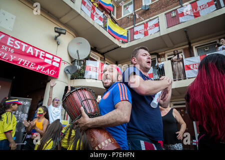 Mitglieder der kolumbianischen London's Community Watch die kolumbianische Nationalmannschaft Spiel gegen England während FIFA 2018 World Cup Finals. Stockfoto