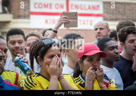 Mitglieder der kolumbianischen London's Community Watch die kolumbianische Nationalmannschaft Spiel gegen England während FIFA 2018 World Cup Finals. Stockfoto