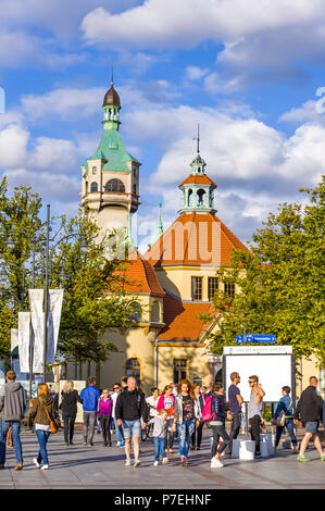 SOPOT, Polen - 31. JULI 2015: Historische Gebäude der Balneologie Institut und der alte Leuchtturm (links) in der Stadt Sopot, Polen Stockfoto