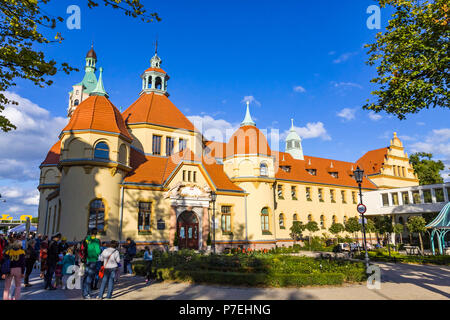 SOPOT, Polen - 31. JULI 2015: Historische Gebäude der Balneologie Institut und der alte Leuchtturm (links) in der Stadt Sopot, Polen Stockfoto