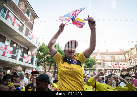 Mitglieder der kolumbianischen London's Community Watch die kolumbianische Nationalmannschaft Spiel gegen England während FIFA 2018 World Cup Finals. Stockfoto