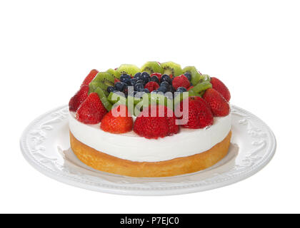 Frisches Obst auf einem buttergebäck Kuchen mit Schlagsahne Topping auf aus weißem Porzellan Platte isoliert auf Weiss. Fokus für größere Schärfentiefe gestapelt. Stockfoto