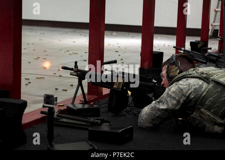 Staff Sgt. Daniel Lanata, 374 Sicherheitskräfte Squadron 2018 Sicherheitskräfte Advanced Combat Skills Assessment Team Mitglied, Brände das M249 Light Machine Gun während der Ausbildung, 31. Mai 2018, bei Yokota Air Base, Japan. Die 374 SFS Team praktiziert die verschiedenen Waffen, einschließlich der M4 Carbine Assault Rifle, M9 Pistole und die M249 Light Machine Gun in der Vorbereitung für die 2018 ACSA Wettbewerb bei Andersen Air Force Base, Guam feuern. (U.S. Air Force Foto von älteren Flieger Donald Hudson) Stockfoto