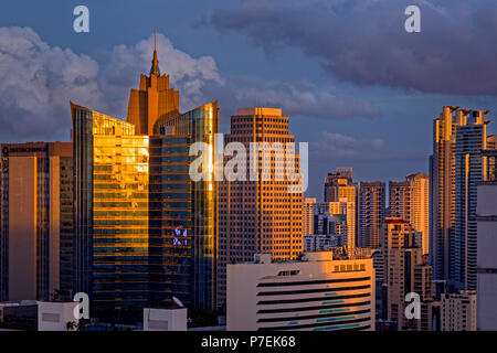 Skyline der Stadt bei Sonnenuntergang, Bangkok, Thailand Stockfoto