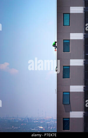 Bauarbeiter arbeiten an Hochhäusern in Bangkok, Thailand Stockfoto