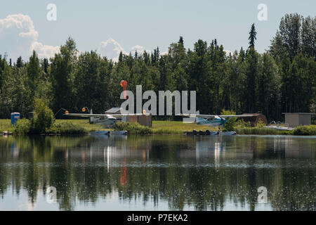 Der Betrieb der privaten Flugzeuge werden an der Elmendorf Aero Club wasser Landung angedockt und Schwimmdocks auf der unteren Sixmile See am Joint Base Elmendorf-Richardson, Alaska, 2. Juli 2018. Der Club bietet Mietbare Räume für Wasserflugzeuge und Flugboote und amphibische Flugzeuge ausgelegt, und steigen auf dem Wasser. (U.S. Air Force Foto von Airman 1st Class Crystal A. Jenkins) Stockfoto