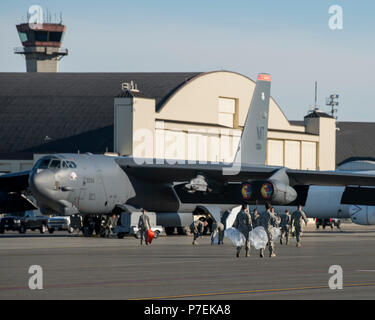 Gemeinsame Basis Elmendorf-Richardson Flieger ein Fremdkörper und Schmutz am JBER, Alaska, 2. Juli 2018 durchzuführen. Die Flieger durchgeführt die überseeischen Departements zu Fuß nach dem Arctic Thunder Open House Rückstände, die die Flugzeuge beschädigen könnte und behindern Mission readiness entfernen. (U.S. Air Force Foto von Airman 1st Class Crystal A. Jenkins) Stockfoto