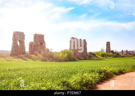 Archäologische Funde in der aquädukte Park (Parco degli Acquedotti) Entlang der antiken Via Appia in Rom Stockfoto